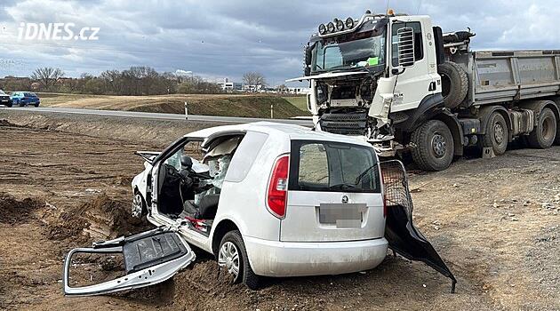 Po srážce náklaďáku s osobním autem na východě Prahy jeden z řidičů bojuje o život