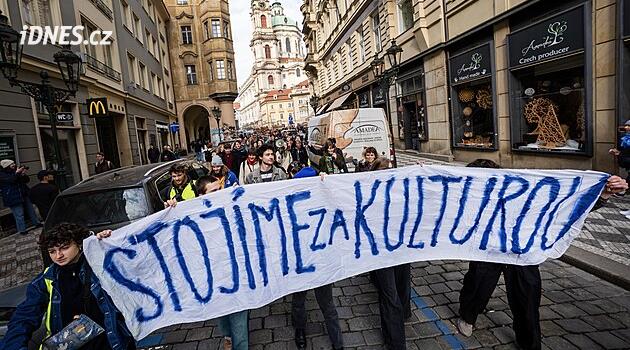 Sanat öğrencileri Klempiř'i ve hükümet kesintilerini protesto etti