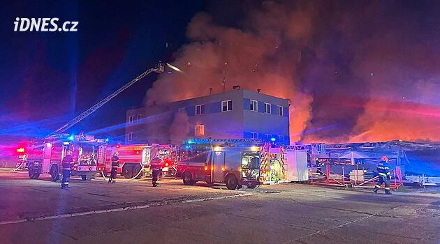 Žhářský útok na halu: policie obvinila dalšího člověka, jiného zadržela v cizině
