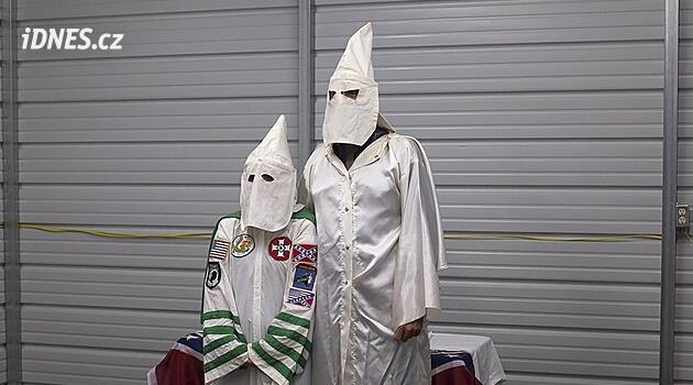 Rokycany'deki ilkokul öğrencileri Ku Klux Klan gibi giyindiler, polis davayı erteledi
