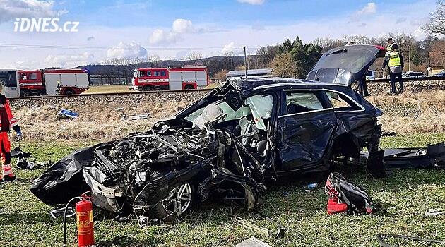 Klatovsk'ta otomobil ile tren çarpıştı: 2 kişi yaralandı