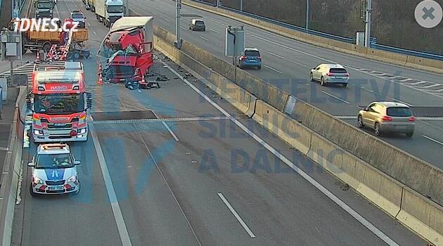 Nehoda nákladních aut uzavřela část Pražského okruhu ve směru na letiště
