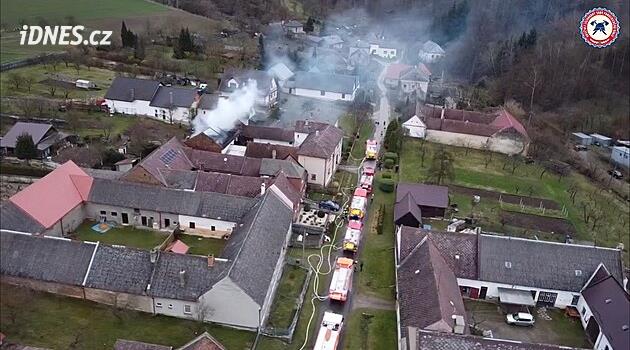 Svitava bölgesindeki ahır yangını: Bahçe ekipmanları yanıyordu