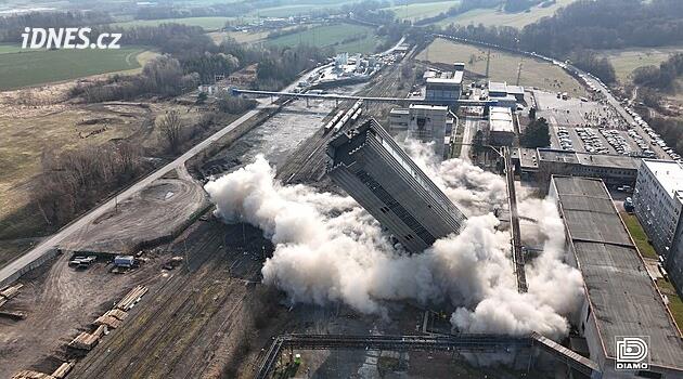 Frýdecko-Místek'teki Staříč madeninin maden kulesinin patlatılması