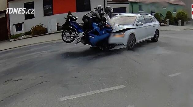 Polis bisikletlilerin karıştığı kazaların videolarını yayınladı