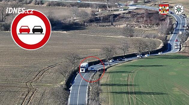 Sürücüler tüm hat boyunca tehlikeli bir şekilde sollama yapıyorlardı. Drone ile çekildiler
