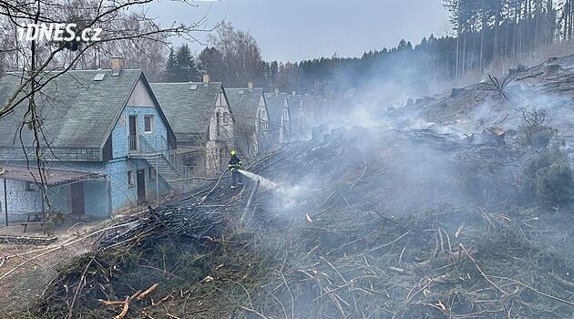 Lesní požár na Turnovsku málem pohltil i chaty. Hasiči už znají příčinu