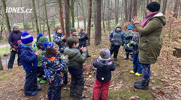 Orman fidanlığında çocuklar doğayı tanımayı ve birbirlerine yardım etmeyi öğreniyorlar
