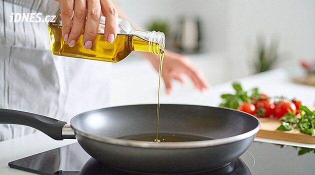 Řízek na sádle, nebo na oleji? Při 180 °C má jeden z tuků výrazně navrch