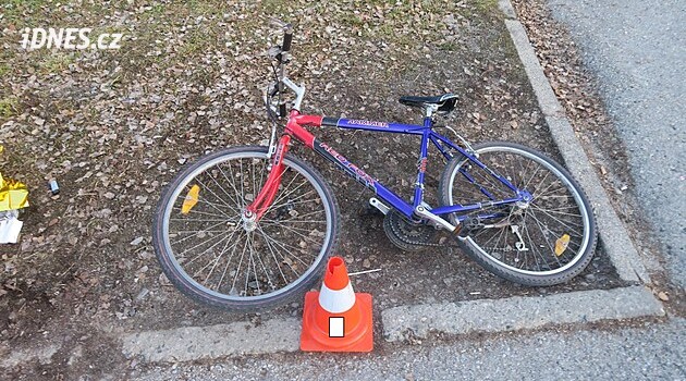 Cyklistka bez helmy přejela do protisměru a havarovala. Na místě zemřela