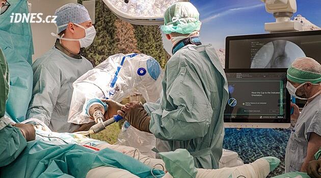 Budějovice'de robot destekli kalça protezi ameliyatı gerçekleştiriyor