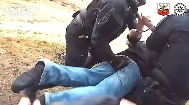 Strakonice'de bir adam karısına şiddet uyguladı, polis onu pencereden dışarı çıkardı