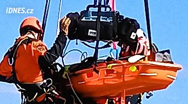 Vrtulník využít nemohli, zraněného dělníka snesli z rozestavěného domu pomocí jeřábu