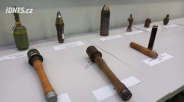 D3'te el bombaları ve sedyede bir puma. Güney Bohemyalı piroteknikçiler durumu değerlendiriyor