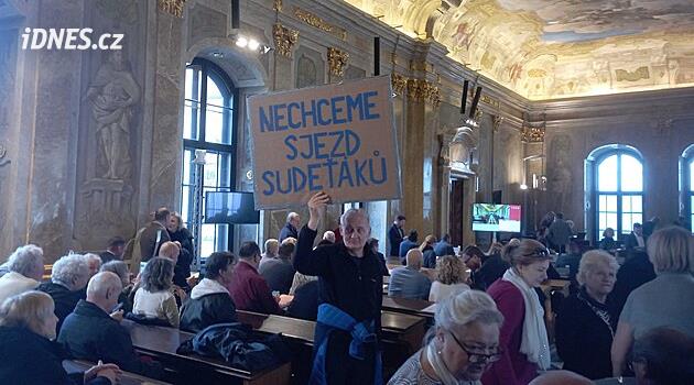 Onlarca kişi Sudeten Almanlarının Brno'daki kongresini protesto etti