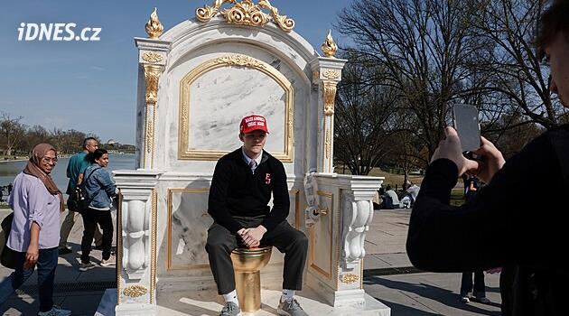 „Trůn hodný krále.“ Umělci si vystřelili z Trumpa a rekonstrukce Bílého domu