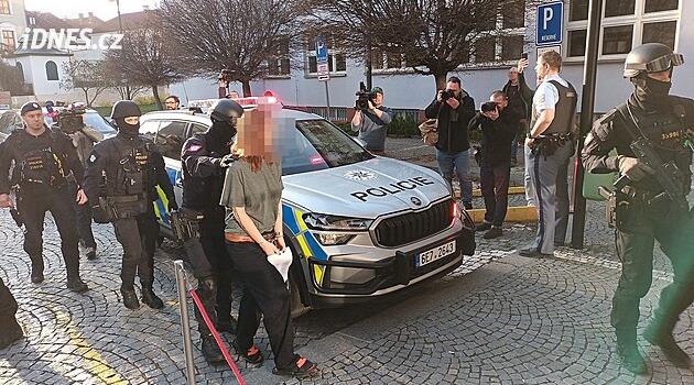 Mahkeme, Pardubice'deki kundaklama saldırısıyla ilgili şüphelilerin tutuklanmasına karar verdi