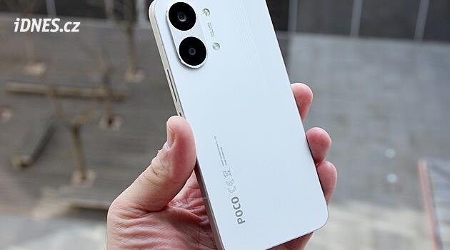 Neuvěříte, jak dlouho tento zdánlivě běžný mobil vydrží nabitý. A má i další výhody
