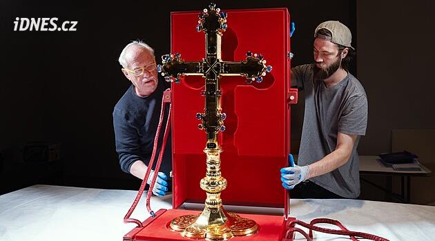 Velikonoční kříž Karla IV. Unikátní relikviář skrývá nejvzácnější sbírku otce vlasti