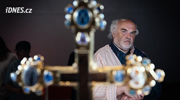 Poklad z katedrály, holokaust i odsun. Na Hradě začíná výstava plná příběhů