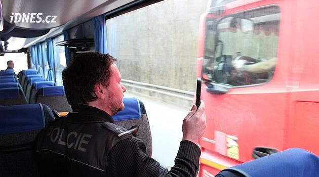 Beyaz otobüsteki polisler sürücülerin kabahatlerini kaydetti