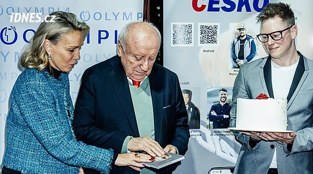 Obdivuji vlastní dceru. Slováček pokřtil vzpomínkovou knihu Anička pohlazením