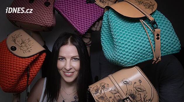 İnsanlara dövme yaptırdı, şimdi de çantalara ve sırt çantalarına ruhunu veriyor