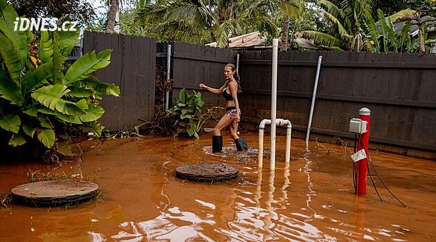 Havaj pod vodou: povodně napáchaly miliardové škody, lidé psali SOS do písku
