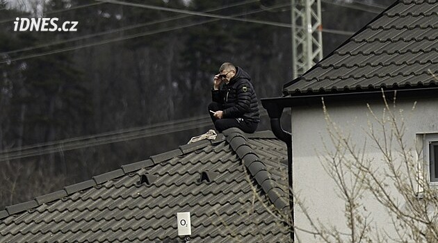 Marný pokus. Majitel černé stavby ještě zkoušel přesvědčit zastupitele, vykázali ho