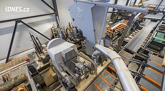 Pilu ovládá z velínu joystickem. Podívali jsme se do nejmodernějšího provozu v zemi
