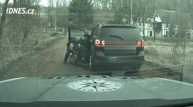 Trhosvinenskolu genç bir sürücü arabayı eve götürdü ve polisten kurtuldu