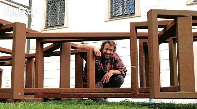 İnsanlar Koç Adamczyk'in heykellerinden hangisinin saklanacağına oy veriyor