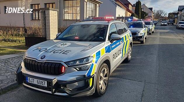 Manévry u školy v Humpolci zavinil otec žačky, který si prohlížel zbraň v autě