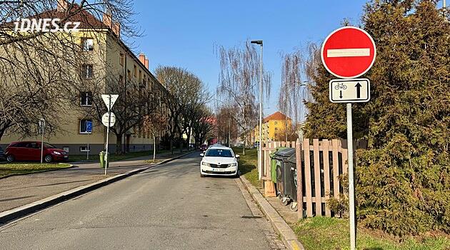Pardubice'de trafik işaretleri sürücülerin kafasını karıştırıyor, belediye sorunu çözüyor