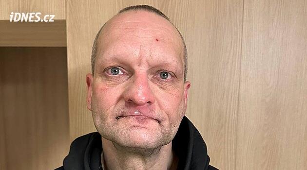 Nosil u sebe sekeru i nože. Policie varuje před mužem hledaným kvůli vraždě