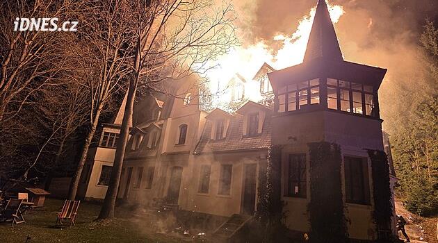 Semilsko'da iki katlı bir ev yanıyor, itfaiye ikinci seviye alarm ilan etti