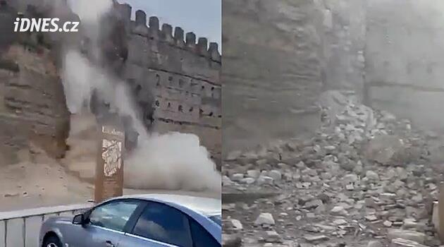 Věž středověkého hradu se zřítila na parkoviště, lidé utíkali před kameny