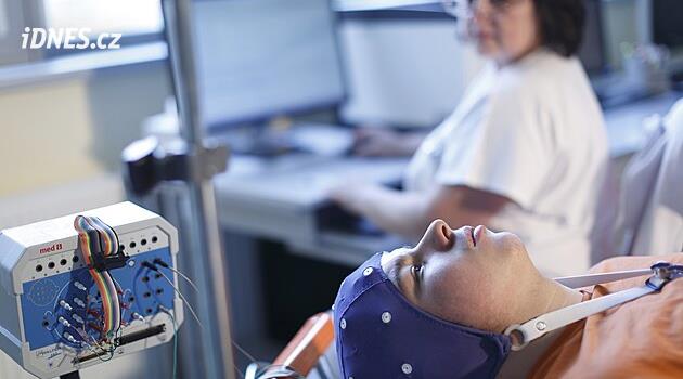 Průlomová operace 21měsíční holčičky. Lékaři jí kvůli epilepsii odpojili část mozku