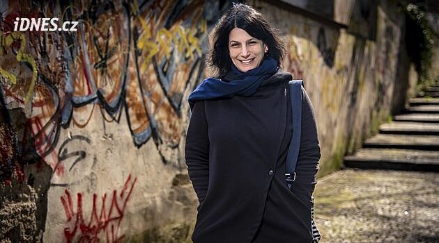 Jazyk mizící z rodin. Některé děti se za romštinu stydí, líčí romistka, která to mění