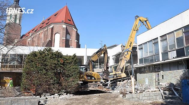 Opava'daki Slezanka alışveriş merkezinin yıkımına başlandı