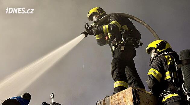 Ve Varnsdorfu hoří patrový dům, českým hasičům pomáhají německé jednotky