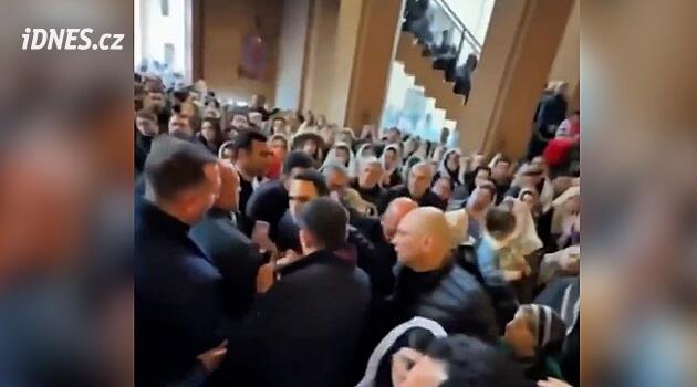 VIDEO: Rostoucí napětí v Arménii. Premiéra Pašinjana se pokusili napadnout v kostele