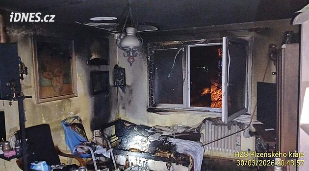 Pilsen'de bir apartman dairesinde çıkan yangında bir kişi ağır yanarak hastanede hayatını kaybetti