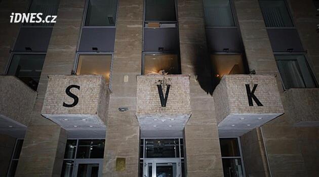 Útok zápalnými lahvemi na ruské středisko v Praze. Pachatele hledá policie