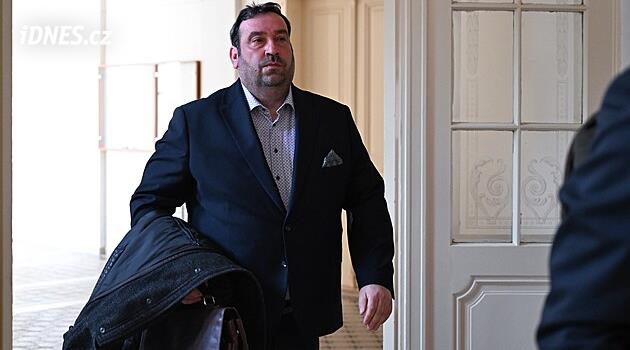 Mahkeme, Jindřichov'lu eski yıldızların belediyenin milyonlarını zimmetine geçirmedeki suç ortaklığını ele alıyor