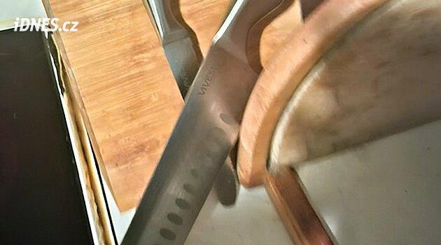 Agresivní cizinec zkopal nevlastní dceru a ohrožoval ji nožem, zasáhli strážníci