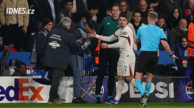 Şampiyonlar Ligi: Chelsea oyuncusu öfkeyle topu idare edenleri yere düşürdü