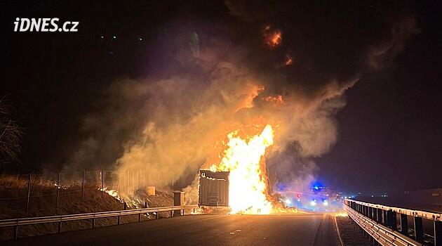 Salı akşamı D35 karayolunda bir tır römorku alev aldı.