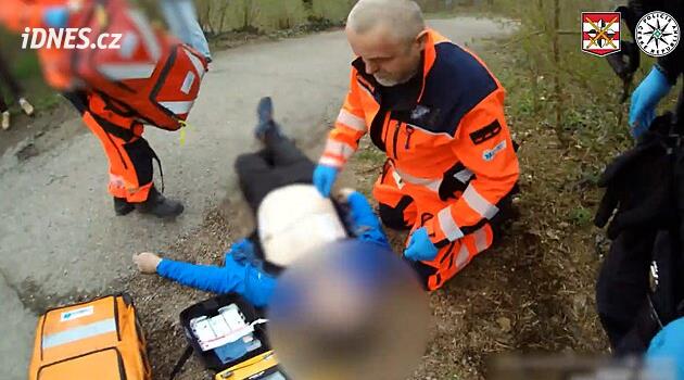 Roztrhnout dres, připojit elektrody. Policisté na Kraví hoře oživovali cyklistu