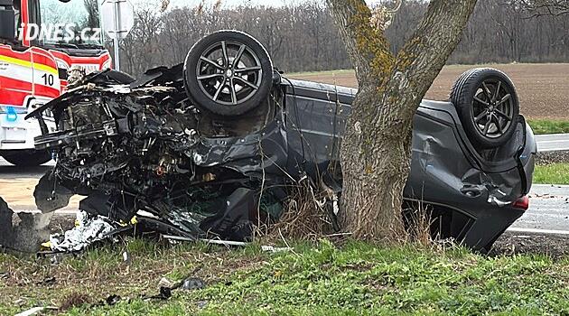Srážka aut u Prahy, jedno skončilo na střeše. Oba řidiči mají těžká zranění
